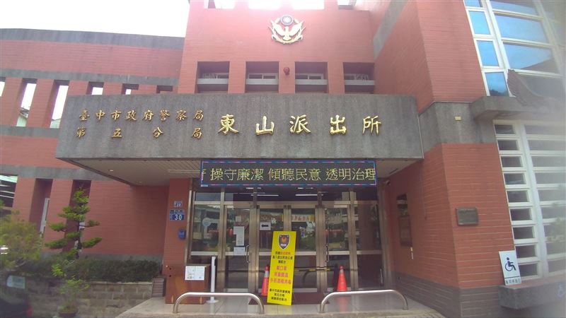 莽男闖派出所亮刀「搶劫」　警全驚呆了
