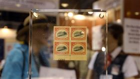 200萬美元拍賣，天價，倒飛機郵票（Inverted Jenny）（圖／美聯社／達志影像）