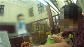 台中獨居90歲嬤，銀行臨櫃一口氣領100萬，警以為詐騙改護鈔(圖／翻攝畫面)