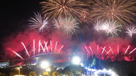 澎湖海上花火節  煙火璀璨綻放澎湖國際海上花火節的迪士尼主題無人機4日晚順利在澎湖夜空展演，各式煙火綻放。中央社  112年5月4日