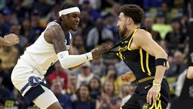 ▲灰狼麥克丹尼爾斯（Jaden McDaniels）和勇士湯普森（Klay Thompson）發生衝突。（圖／美聯社／達志影像）