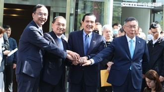 藍白合！侯柯民調定勝負　她竟在現場拭淚