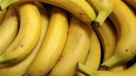 只因給香蕉，老人被狠踹，頭部重創慘死。（示意圖／Pixabay）