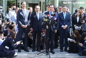 藍白政黨協商，民眾黨主席柯文哲、前總統馬英九、國民黨總統參選人侯友宜、國民黨主席朱立倫進行說明。（圖／記者邱榮吉攝影）