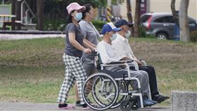 家庭看護移工申請門檻擬放寬（2）行政院長陳建仁31日主持行政院會時指示放寬家庭看護移工申請門檻，衛福部長照司長祝健芳對此表示，詳細調整方向與幅度，將在9月與勞動部召開雙首長會議時研商，屆時也將邀請罕病、身障團體、使用者代表等一同進行細部討論。圖為家庭看護移工午後推著長者輪椅在高雄市鳳山區一處公園內散步曬太陽。中央社記者董俊志攝  112年8月31日