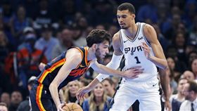 ▲馬刺「狀元」溫班亞馬（Victor Wembanyama）戰去年「榜眼」霍格倫（Chet Holmgren）。（圖／美聯社／達志影像）