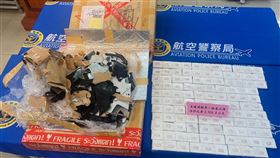 航警查獲畫框夾千萬毒品快遞闖關航空警察局與關務署台北關在桃園國際機場UPS美商優速比快遞進口專區，查獲自中國大陸深圳寄送包裹，以畫框夾藏近3公斤海洛因企圖闖關，初估市值逾新台幣千萬元。（航空警察局提供）中央社記者吳睿騏桃園傳真  112年11月15日