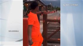 虐狗當有趣 　七星潭海巡待命中竟拿石頭丟狗