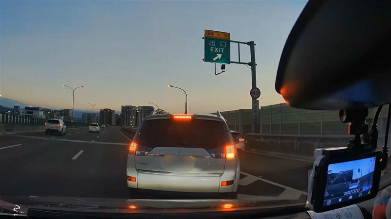 嚇人！台74休旅車鬼切跨槽化線擠匝道車陣
