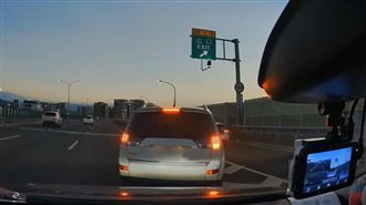 嚇人！台74休旅車鬼切跨槽化線擠匝道車陣