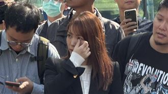 藍白合現場遭捕捉用手拭淚？陳智菡傻眼了