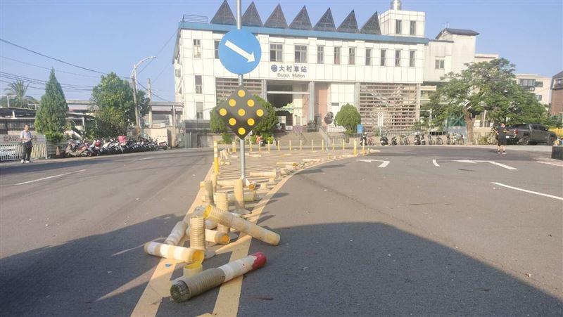 找嘸錢包爆怒！彰化男踢壞51支防撞桿出氣