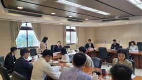 ▲桃園地檢署偵破首宗選舉賭盤案，檢察總長邢泰釗親赴桃園地檢署嘉勉查察團隊。（圖／翻攝畫面）