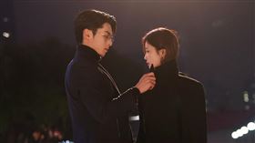 《以愛為營》白鹿、王鶴棣（圖／愛奇藝國際站提供）