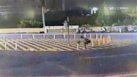 太生氣!！狂毆51支防撞桿洩憤　醉男：錢包不見