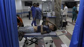 以色列軍方今天表示正對加薩最大的醫院西法醫院採取行動。（圖／美聯社／達志影像）