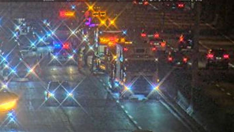 國1汐止段特斯拉遭2大車夾擊　1人送醫