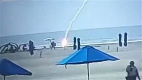 ▲34歲女遊客到哥倫比亞卡塔赫納的海邊遊玩時，被一道落雷劈中。（圖 / 翻攝自推特）