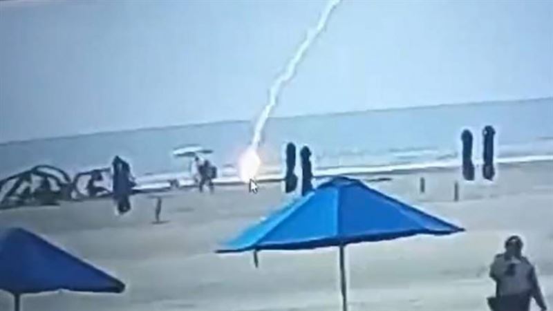女遊客海灘散步　下秒驚天落雷擊中她身亡