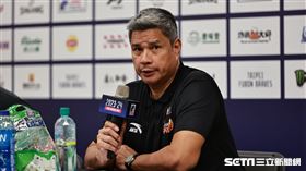 ▲東超聯賽，菲律賓電信總教練拉斯蒂莫薩（Jojo Lastimosa）出席賽後記者會。（圖／記者劉彥池攝影）