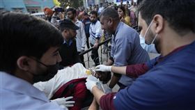 印度克什米爾巴士墜入山谷，至少37人喪生。（圖／美聯社／達志影像）