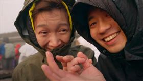 壹加壹的LEAN在登頂富士山後向ILLY求婚。（圖／翻攝壹加壹YT）