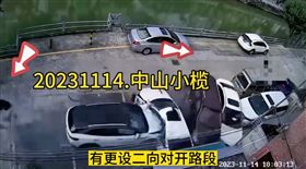 廣東省中山市小欖鎮，轎車砲彈，高速撞飛行人1死1傷，肇事駕駛淡定拿行李閃人(圖／翻攝自微博)