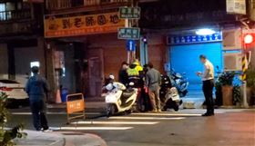 大同區清晨，蘭州街，街頭砍人，3人多處刀傷，全身血倒地，1死2傷(圖／翻攝畫面)