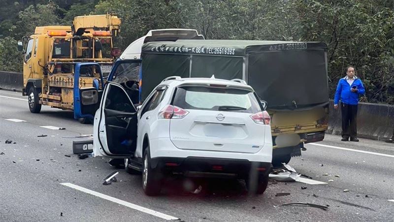 國一追撞　小貨車乘客放標誌遭撞噴飛亡