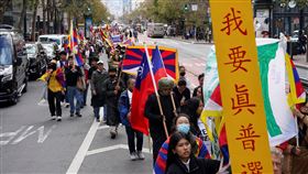 ▲APEC反習抗議遍地開花！民眾舊金山揮「台灣國旗」：我是台灣囡仔。（圖／路透社／達志影像）