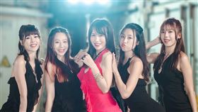 楊曉找來台啤雲豹職業籃球隊專屬啦啦隊「電豹女」成員諺諺（左起）、芸綺、曉帆、茉莉、安汝拍攝MV。（圖／安道爾娛樂提供）