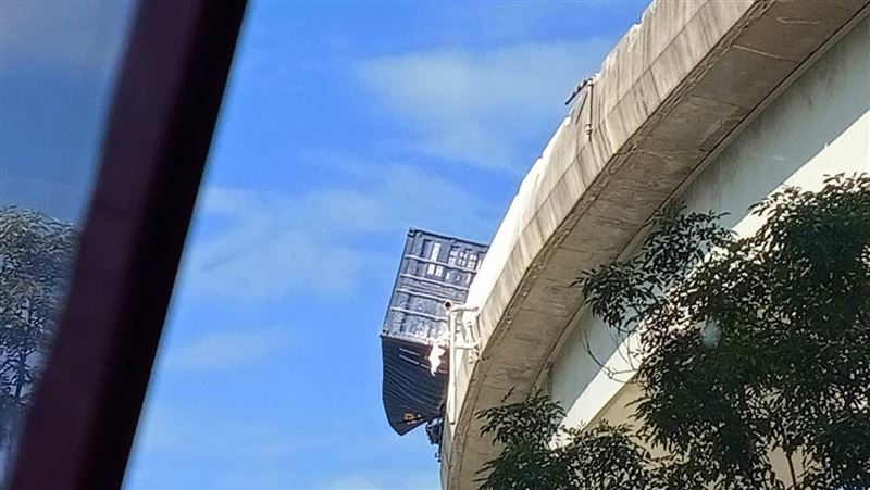 大車懸空卡高架⋯網：快掉了！駕駛現況曝