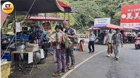 ▲每逢假日「虎頭山公園」都有上百個攤商在此擺攤，希望能把握假日商機。（圖／ＣＴＷＡＮＴ）