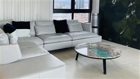 陳木榮醫師買了一組新沙發，抱枕裡竟藏了一筆錢。（圖／翻攝自柚子醫師的育兒診療室 - Dr.陳木榮醫師 臉書）