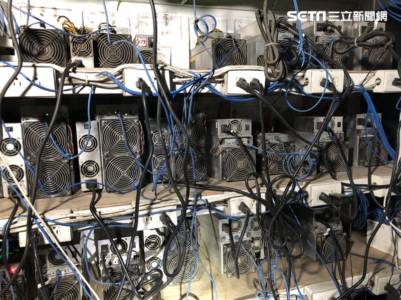 挖礦場線路都未做絕緣處理，已有部分出現燒熔現象。（圖／翻攝畫面）