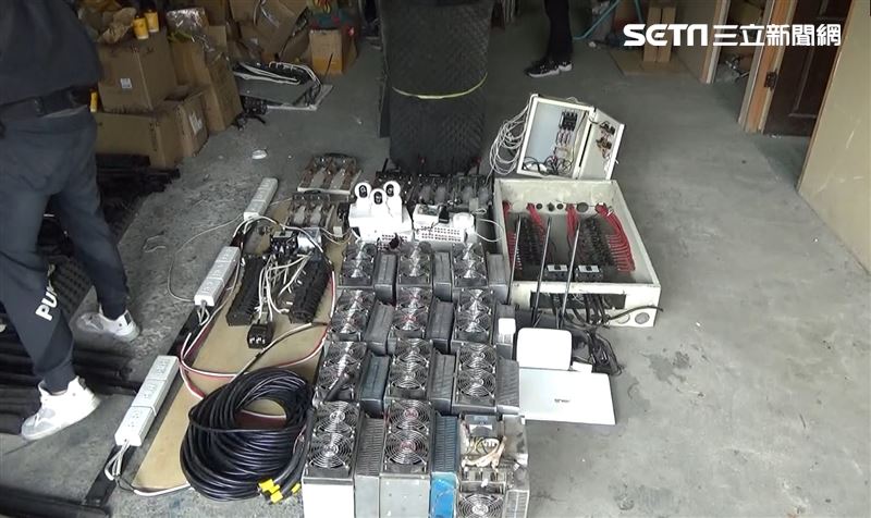 檢警經6波搜索，在台中市8處查扣700台挖礦機，台中地院判決，礦場徐姓、黃姓員工應給付台電3348萬7265元。（圖／翻攝畫面）