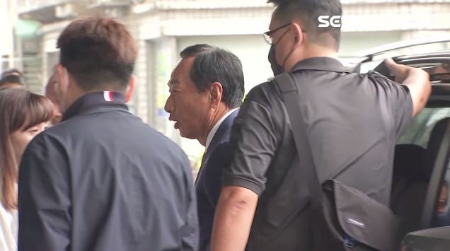 夜會柯文哲！被問郭柯合　郭台銘露這表情