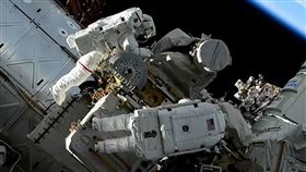 夜空多1顆星，NASA太空人漫步「搞丟」工具包，繞行地球(圖／翻攝自推特@SpaceFabrics）