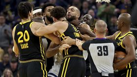 ▲勇士格林（Draymond Green）給戈貝爾（Rudy Gobert）一記鎖喉。（圖／美聯社／達志影像）