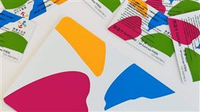 巨大版經典LOGO造型悠遊卡，是一般悠遊卡的四倍大，每張售價350元，11月16日起在7-ELEVEN開放預購。（圖／悠遊卡公司提供）