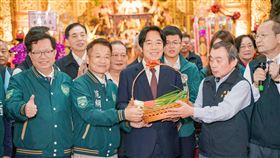 賴清德前往桃園區鎮撫宮參香挺鄭運鵬、范綱祥（圖／賴清德競辦提供）