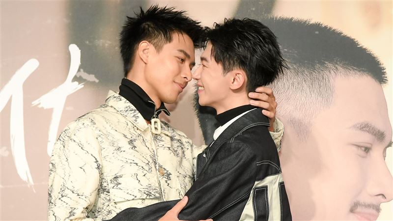 BL劇尺度爆表　男男熱吻他被嚇到全身僵硬