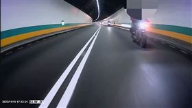 國道5號北向9.4公里石碇往坪林路段，昨天（15日）傍晚5時許，有民眾看到2名重機騎士違規行駛於該路段，國道警獲報後前往攔查，發現2名違規的重機騎士為美國籍航空機師，因導航設定錯誤才誤闖國道。