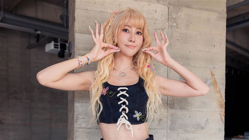 木曜女神公開新身份　染金髮穿超辣