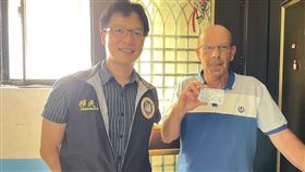 曾在聯合國任職的74歲英國籍男子楊麥克（右）15年間累計來台次數將近30次，對台灣可說是情有獨鍾，他退休後決定移居基隆市，近日也取得中華民國居留證。（移民署北區事務大隊基隆巿服務站提供）中央社記者王朝鈺傳真 112年11月16日