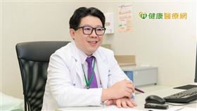 萬芳醫院骨科部主任郭宜潔指出，該名病患的配合度高，在服用骨鬆治療藥物時，也同時補充鈣質、維生素D並嘗試規律運動，且在獲得成效後，至今仍持續使用骨鬆藥物以保骨本。