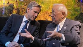 張忠謀與布林肯於APEC期間進行晤談台灣領袖代表張忠謀15日與美國國務卿布林肯（Antony Blinken）利用經濟領袖歡迎酒會期間進行晤談，兩人就多項議題交換意見，會談氣氛熱絡，互動密切。（APEC台灣代表團提供）中央社記者曾智怡傳真 112年11月17日