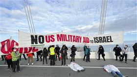 美國加州舊金山正在舉行亞太經濟合作會議（APEC）論壇，但進入這座城市的重要通勤路線海灣大橋（Bay Bridge）今日遭到要求以哈戰爭停火的抗議群眾堵塞。（圖／美聯社／達志影像）