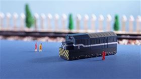 台鐵藍皮解憂號立體造型一卡通11／20限量開賣。（圖／台鐵局提供）