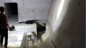 國道4號西向22公里豐原到潭子路段，路燈不亮，毒蟲缺錢買毒，變裝施工工人 偷國道電纜線，(圖／翻攝畫面)